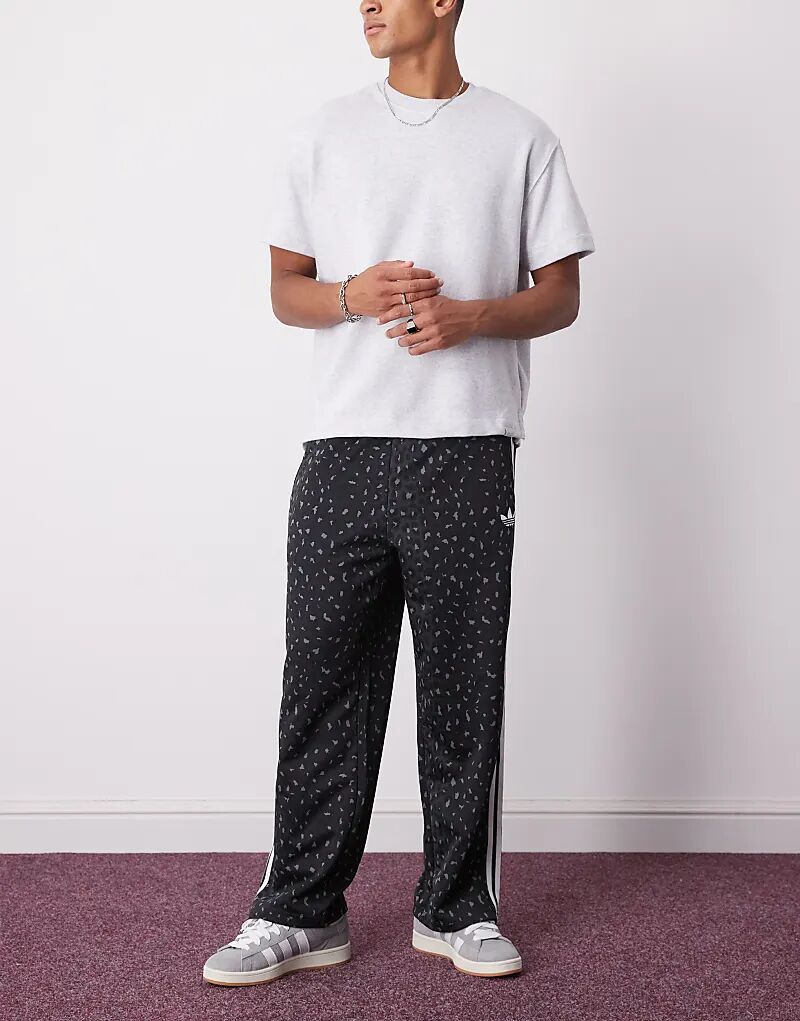 Свободные спортивные брюки adidas Originals Firebird с черным леопардовым принтом
Свободные спортивные брюки adidas Originals Firebird с черным леопардовым принтом