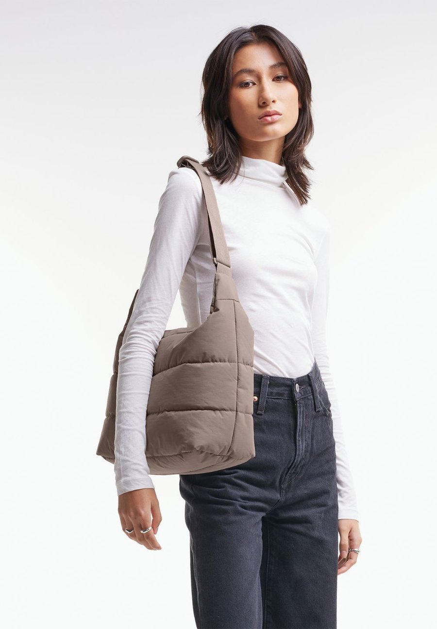 Сумка-шоппер GOT BAG PUFFER SQUARE, Oyster/Brown
Сумка-шоппер GOT BAG PUFFER SQUARE, Oyster/Brown