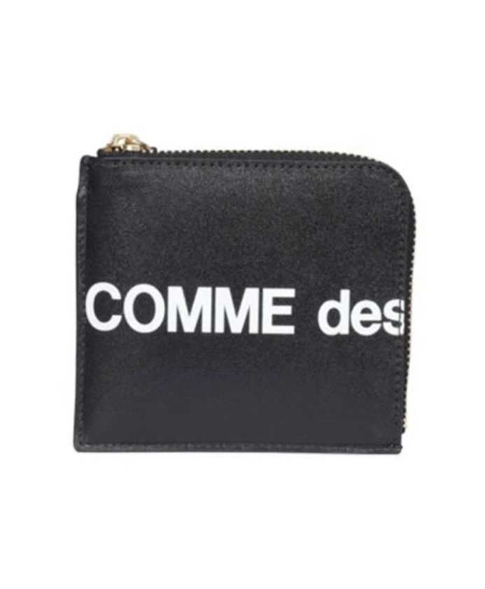 Черный кожаный кошелек со стильной застежкой-молнией сверху. Comme Des Garã§Ons, черный
Черный кожаный кошелек со стильной застежкой-молнией сверху. Comme Des Garã§Ons, черный
