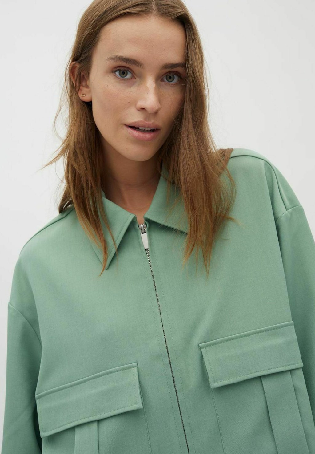 Легкая куртка ALICENNA mbyM, зеленый
Легкая куртка ALICENNA mbyM, зеленый