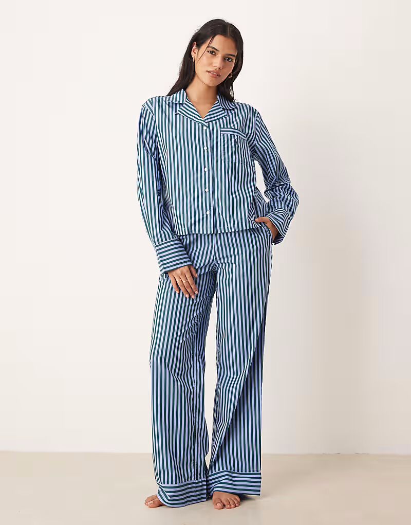 Рубашка и пижамный комплект из ткани шамбре синего цвета с ботаническим зеленым Polo Ralph Lauren
Рубашка и пижамный комплект из ткани шамбре синего цвета с ботаническим зеленым Polo Ralph Lauren