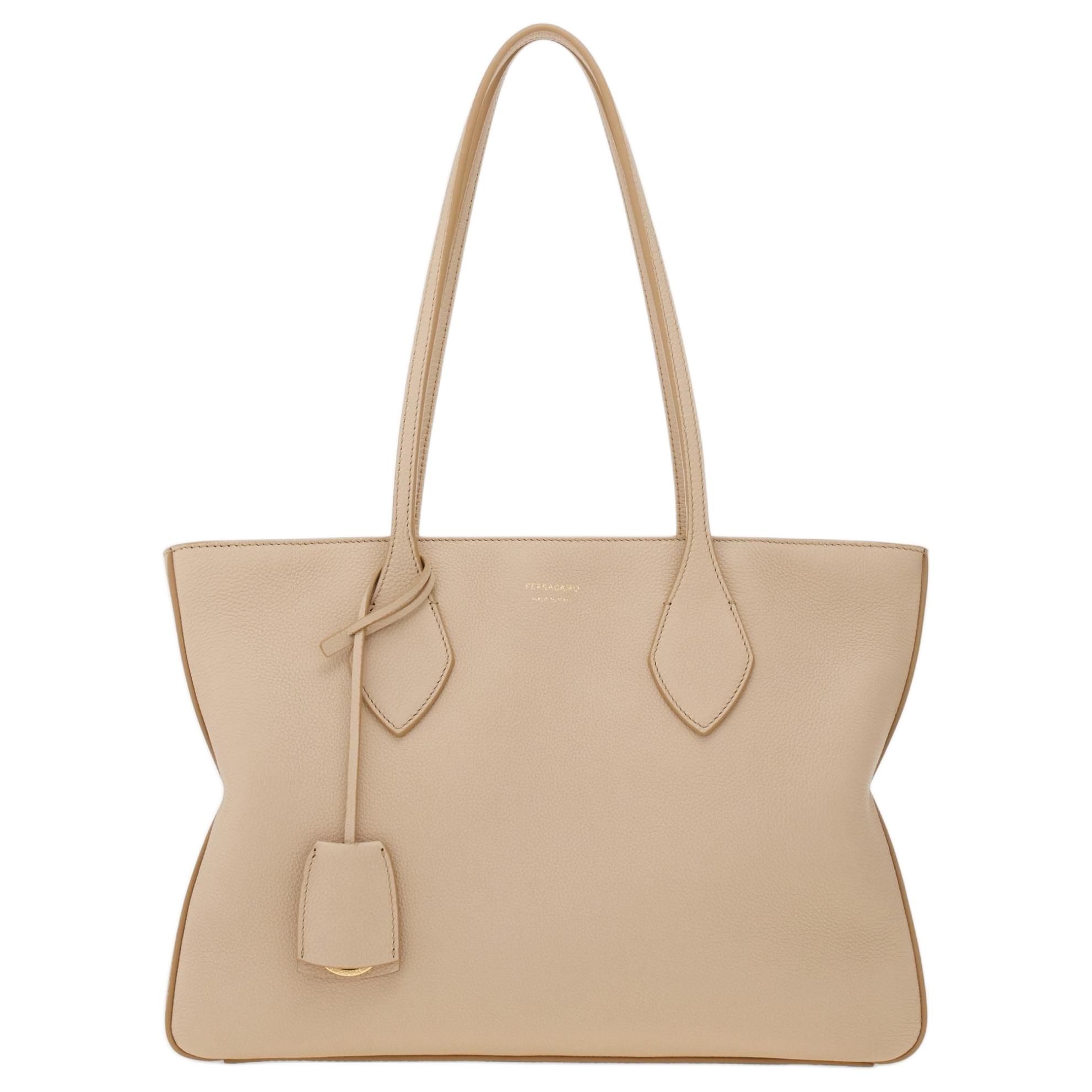 Сумка-тоут из молотого телячьей кожи, шоппер, дамская сумка, плечевая сумка Medium Ferragamo, Set (Bag+Dust Bag)
Сумка-тоут из молотого телячьей кожи, шоппер, дамская сумка, плечевая сумка Medium Ferragamo, Set (Bag+Dust Bag)