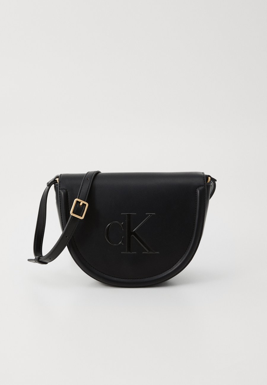 Сумка кросс-боди Calvin Klein BOLD SADDLE CROSSBODY, Black
Сумка кросс-боди Calvin Klein BOLD SADDLE CROSSBODY, Black