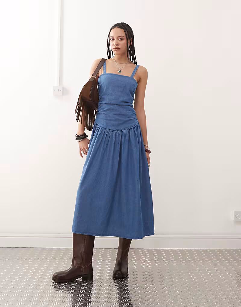 Платье-миди из денима Reclaimed Vintage с заниженной талией и сборками в аутентичном синем цвете - MBLUE
Платье-миди из денима Reclaimed Vintage с заниженной талией и сборками в аутентичном синем цвете - MBLUE