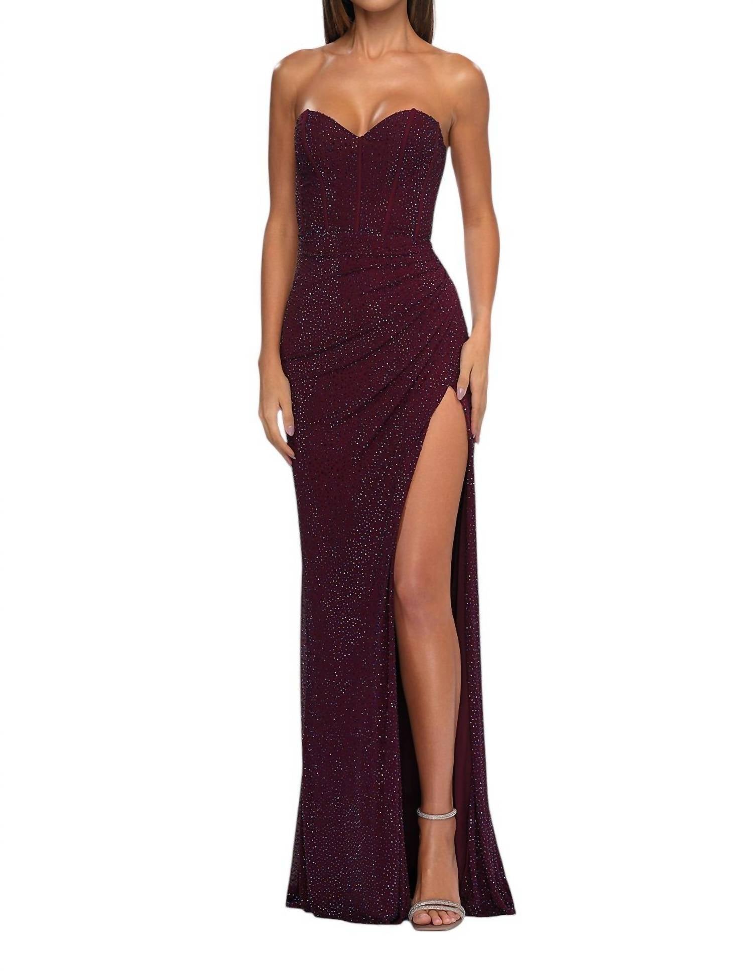 Очаровательное платье для выпускного с сетчатой отделкой в темно-ягодном цвете La Femme, Dark Berry
Очаровательное платье для выпускного с сетчатой отделкой в темно-ягодном цвете La Femme, Dark Berry