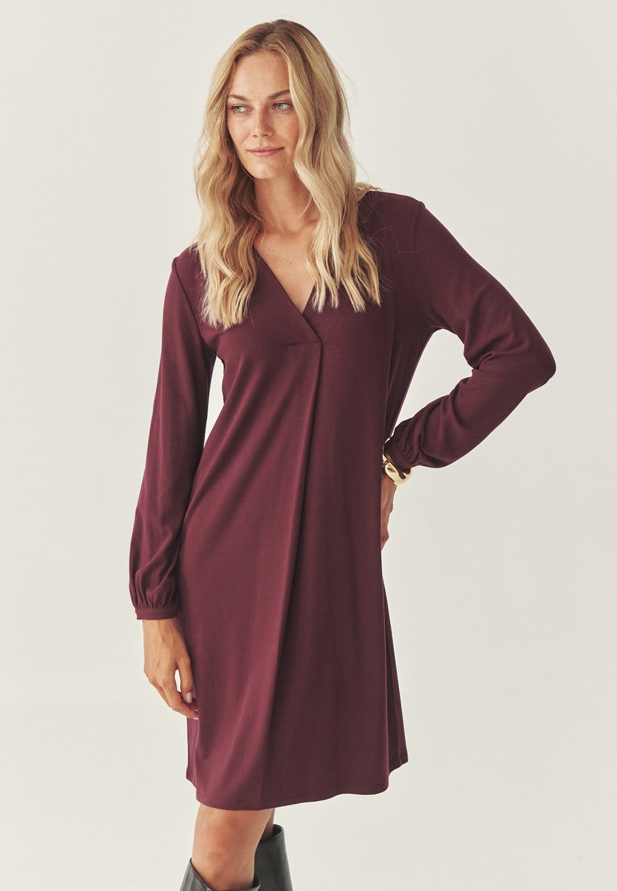 Платье TATUUM Jumper dress, Red/Dark Red
Платье TATUUM Jumper dress, Red/Dark Red