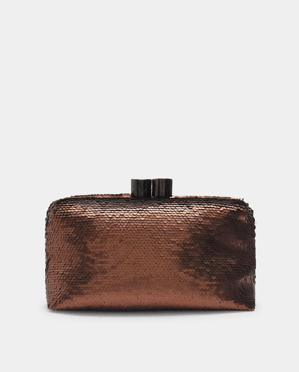 Вечерняя сумка, трансформирующаяся в сумку через плечо, с заклепками и застежкой кнопкой Parfois
Вечерняя сумка, трансформирующаяся в сумку через плечо, с заклепками и застежкой кнопкой Parfois