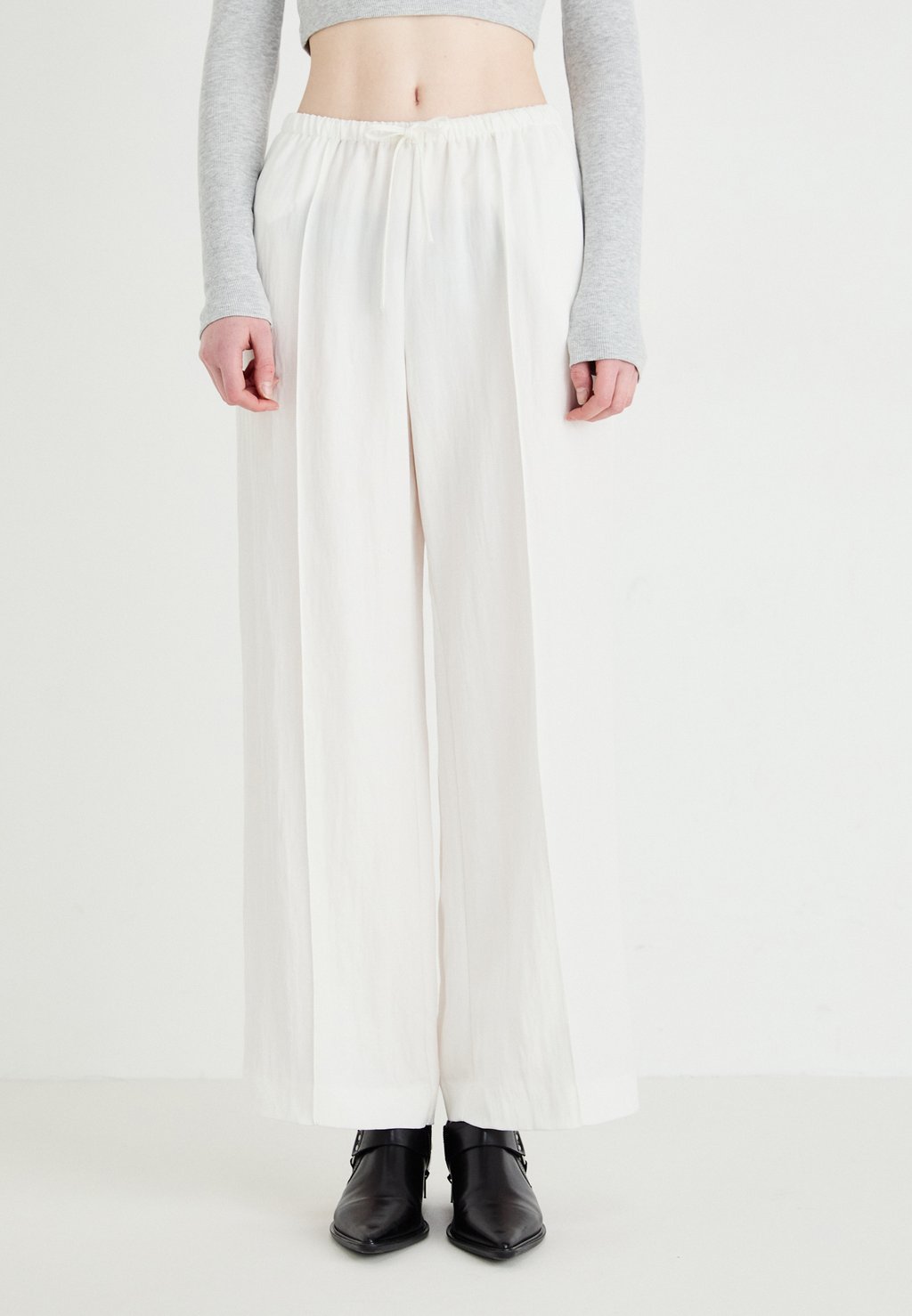Брюки WIDE TROUSERS Gina Tricot, кремовый 
Брюки WIDE TROUSERS Gina Tricot, кремовый