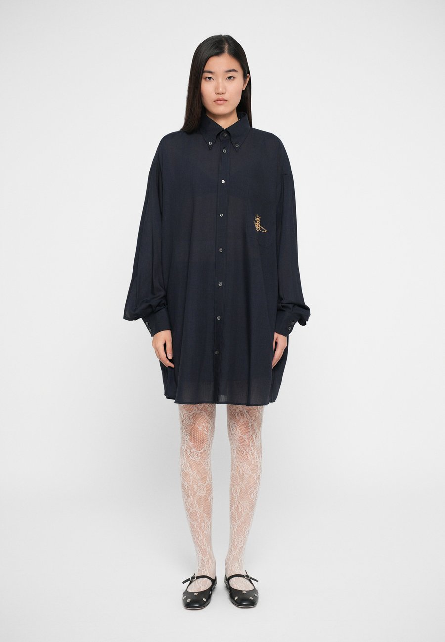 Блуза Vivienne Westwood OVERSIZED SHIRT, Navy/Dark Blue
Блуза Vivienne Westwood OVERSIZED SHIRT, Navy/Dark Blue