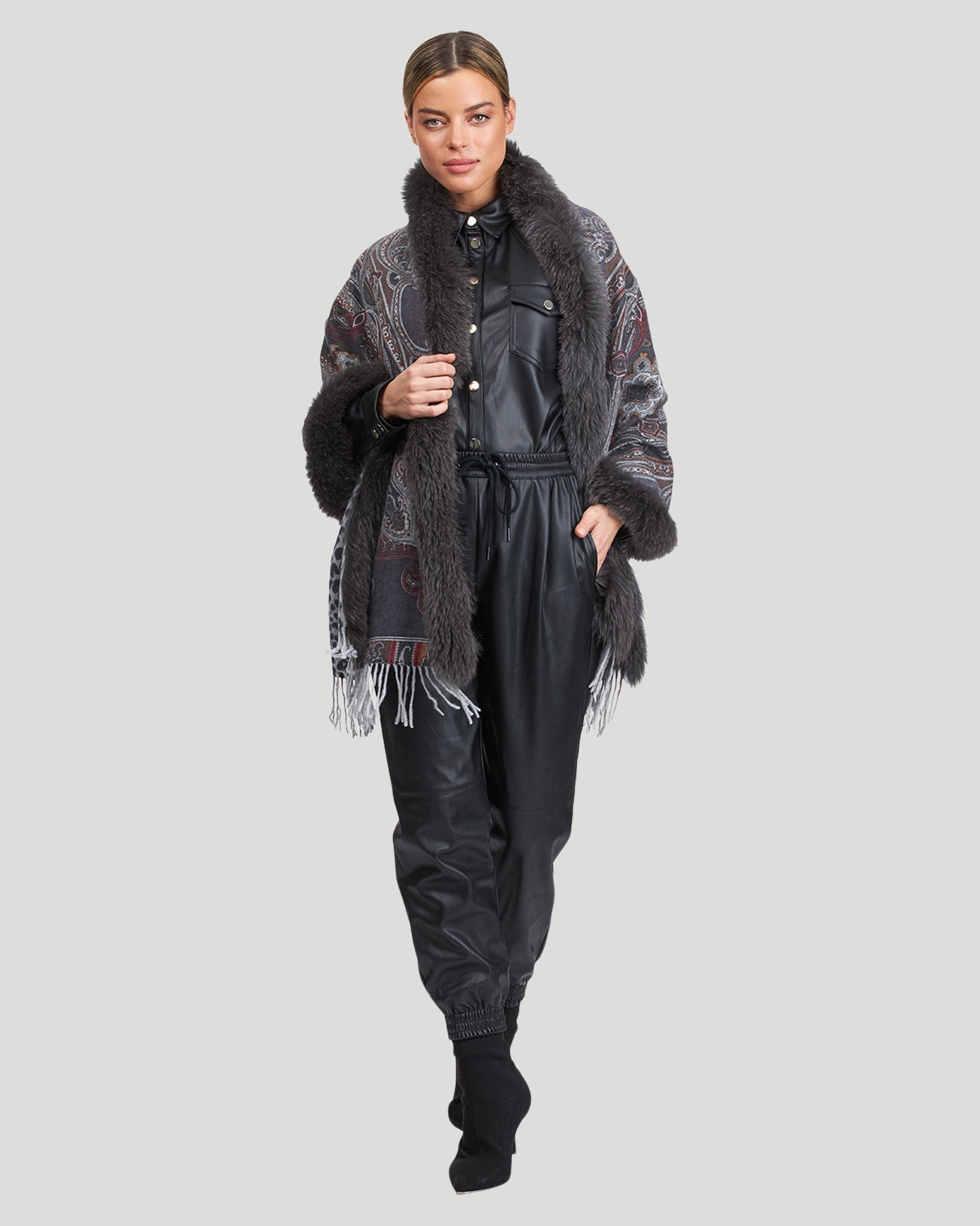 Двусторонний кашемировый палантин с отделкой из лисьего меха Gorski, цвет gray paisley/animal print
Двусторонний кашемировый палантин с отделкой из лисьего меха Gorski, цвет gray paisley/animal print