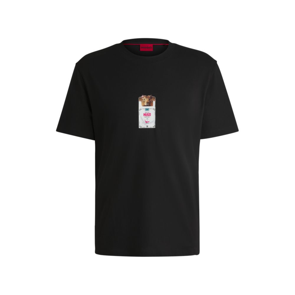 Футболка из хлопкового джерси с принтом в виде пачки сигарет HUGO, черный 
Футболка из хлопкового джерси с принтом в виде пачки сигарет HUGO, черный