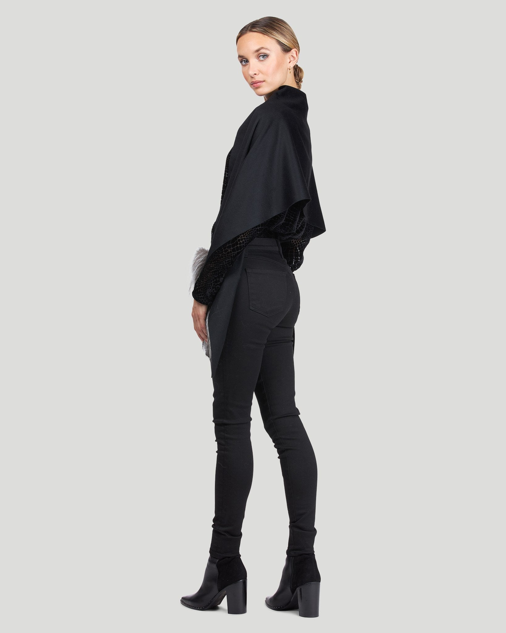 Шерстяной палантин с накладными карманами из меха чернобурой лисицы Gorski
Шерстяной палантин с накладными карманами из меха чернобурой лисицы Gorski