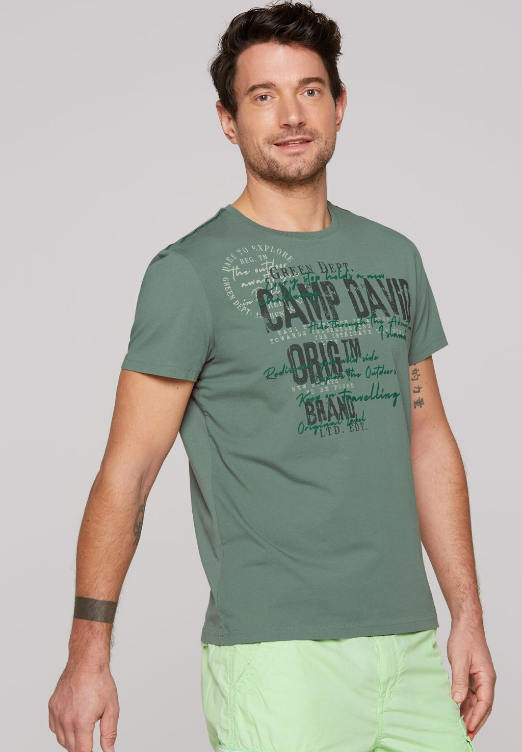 Футболка с принтом RUNDHALS MIT USED-UND PUFFP-DETAILS Camp David, темно-зеленый
Футболка с принтом RUNDHALS MIT USED-UND PUFFP-DETAILS Camp David, темно-зеленый