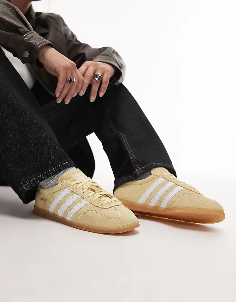 Кроссовки Adidas Originals Gazelle Lo Pro желтого и белого цветов
Кроссовки Adidas Originals Gazelle Lo Pro желтого и белого цветов