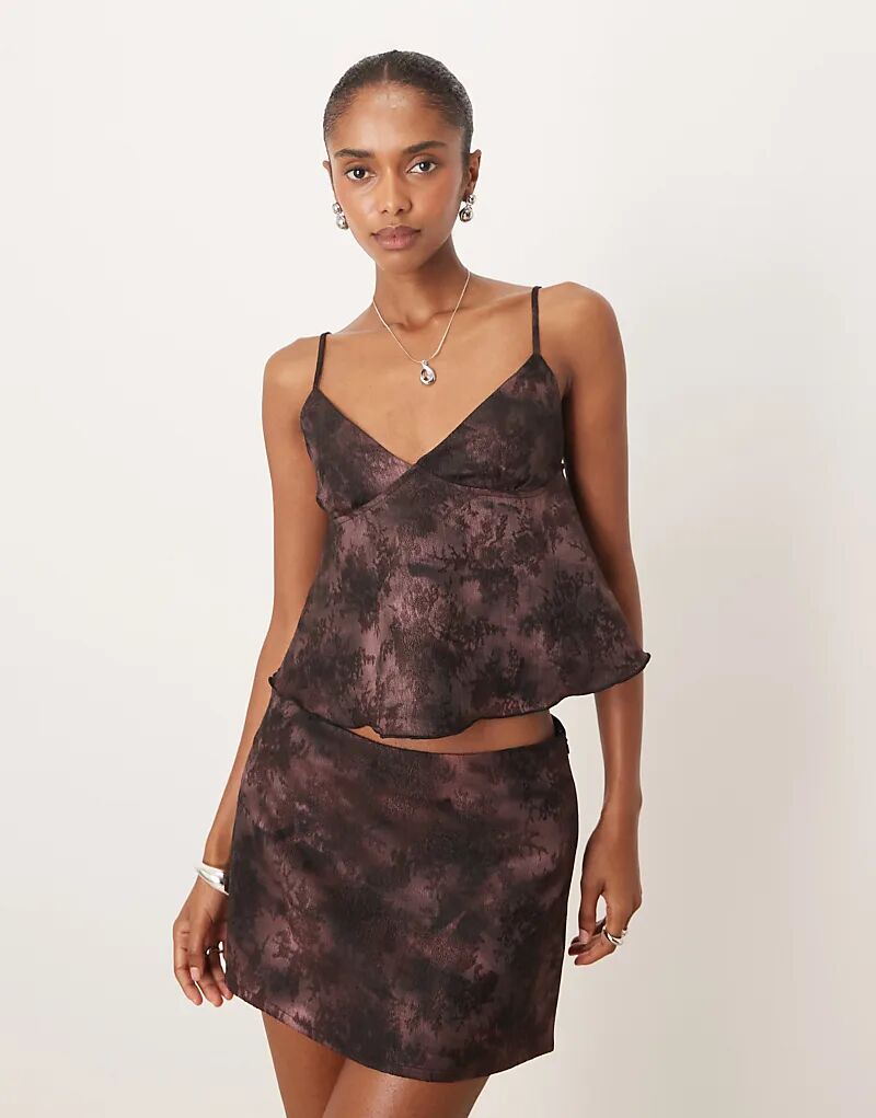 Топ Motel Marina с V-образным вырезом и жаккардовым цветочным принтом фиолетового цвета
Топ Motel Marina с V-образным вырезом и жаккардовым цветочным принтом фиолетового цвета