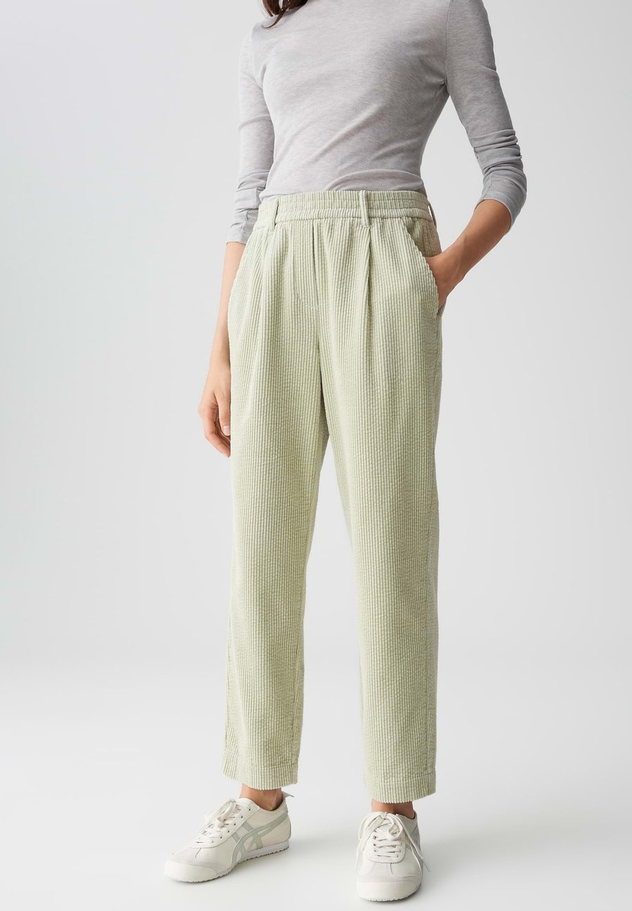 Брюки OPUS MID RISE RELAXED FIT, Soft Matcha/Light Green
Брюки OPUS MID RISE RELAXED FIT, Soft Matcha/Light Green