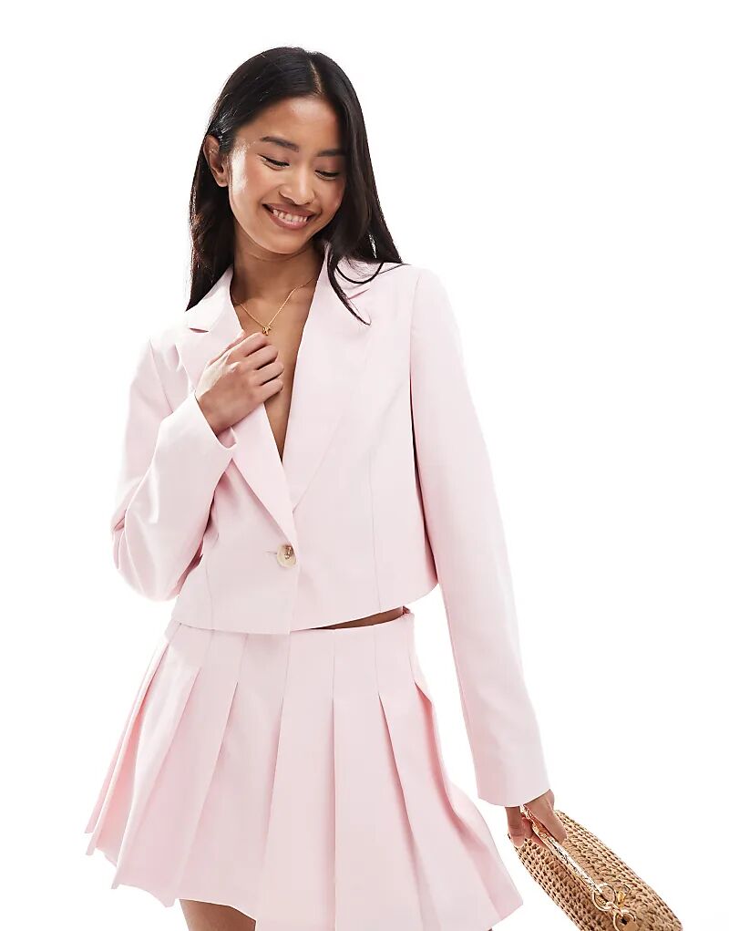 Укороченный жакет Miss Selfridge на одну пуговицу розового цвета
Укороченный жакет Miss Selfridge на одну пуговицу розового цвета