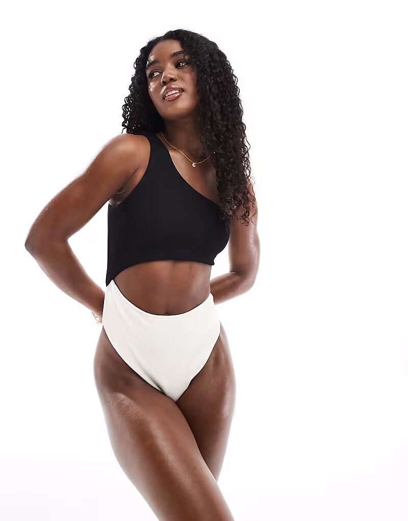 Эксклюзивный купальник Frolic с вырезом на одно плечо в черно-кремовой цветовой гамме 
Эксклюзивный купальник Frolic с вырезом на одно плечо в черно-кремовой цветовой гамме