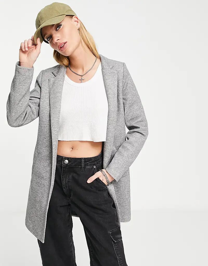 Светло-серый приталенный пиджак от Only
Светло-серый приталенный пиджак от Only