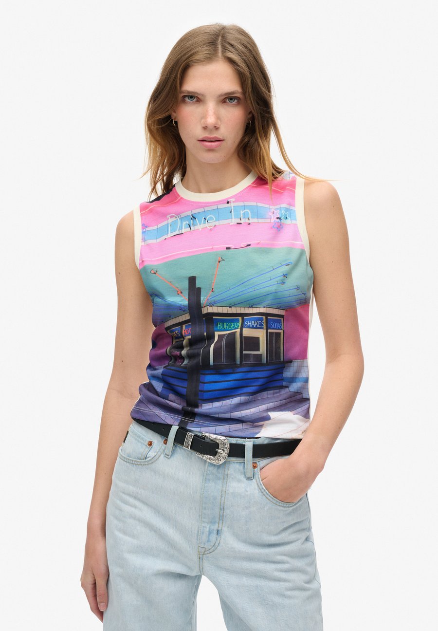 Топ Superdry & Co Top, Drive In Aop/White
Топ Superdry & Co Top, Drive In Aop/White