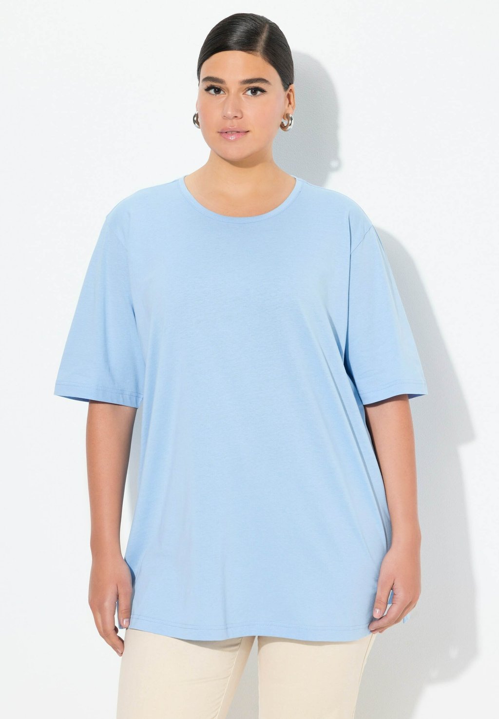 Базовая футболка PLUS SIZE SHORT SLEEVE Ulla Popken, светло-голубой 
Базовая футболка PLUS SIZE SHORT SLEEVE Ulla Popken, светло-голубой