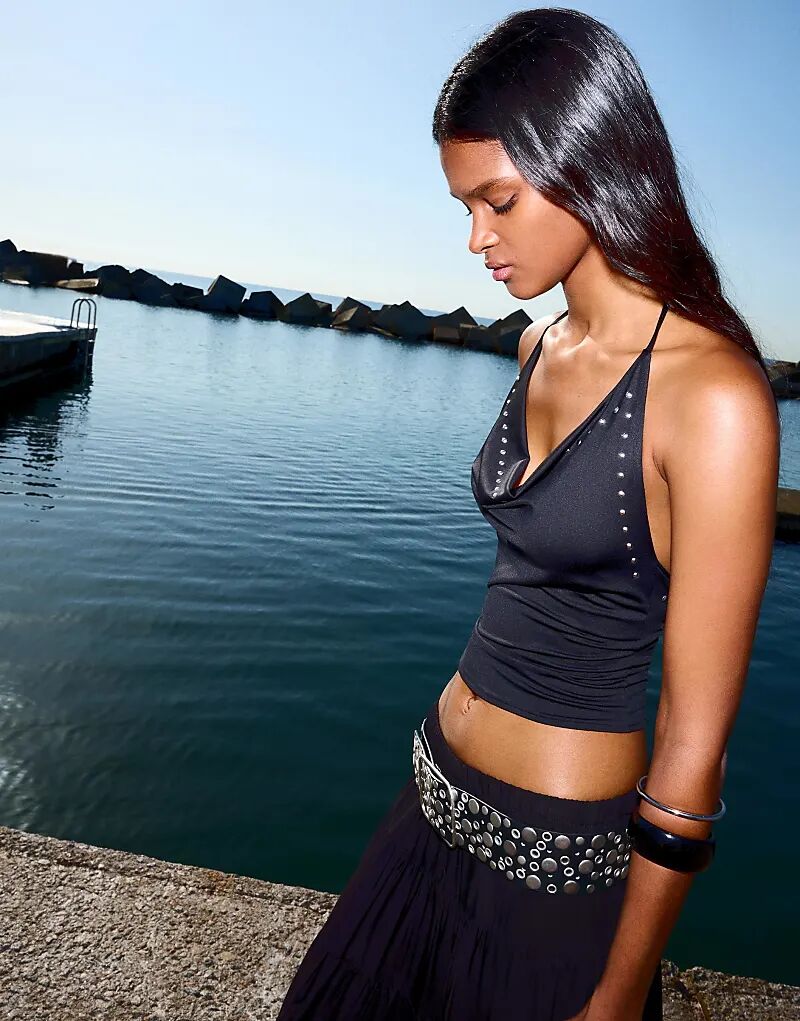 Топ Bershka Draped с заклепками черного цвета
Топ Bershka Draped с заклепками черного цвета