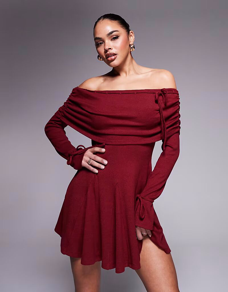 Эксклюзивное трикотажное мини-платье Murci с драпировкой и свободным подолом в бордовом цвете
Эксклюзивное трикотажное мини-платье Murci с драпировкой и свободным подолом в бордовом цвете