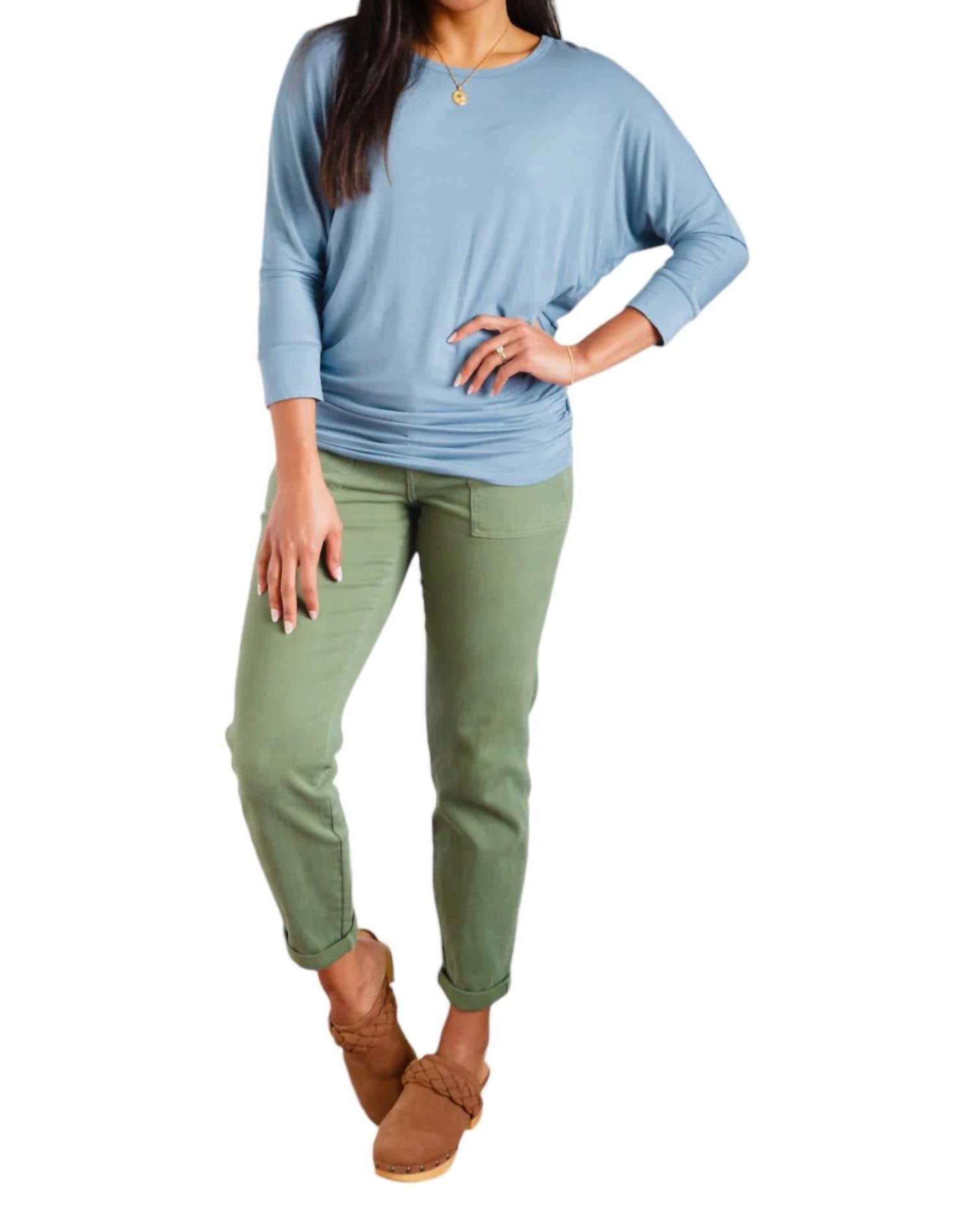 Дневной топ с лодочкой в серо-голубом ZENANA
Дневной топ с лодочкой в серо-голубом ZENANA