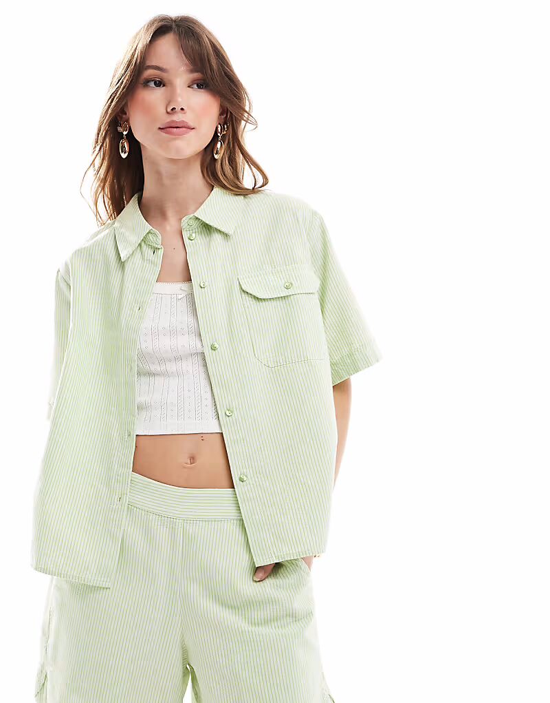 Укороченная рубашка свободного кроя в зеленую полоску от JJXX
Укороченная рубашка свободного кроя в зеленую полоску от JJXX