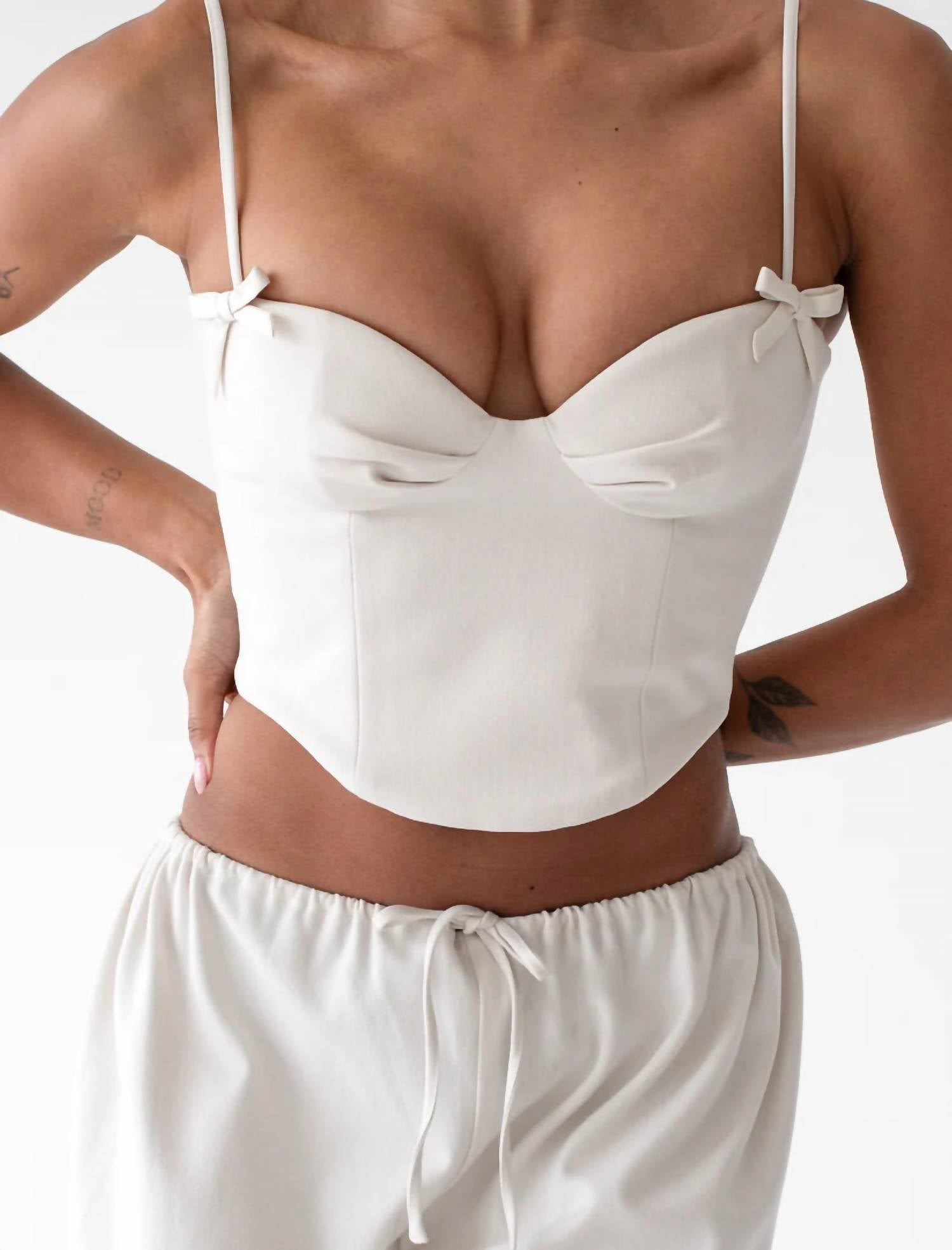 Топ A Little Dream в бежевом цвете Rumored
Топ A Little Dream в бежевом цвете Rumored