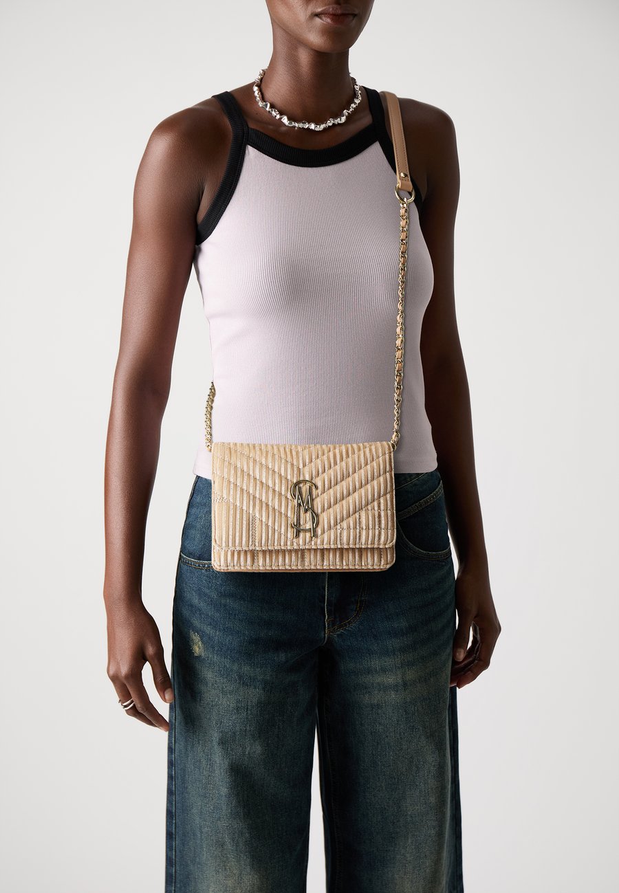 Сумка кросс-боди Steve Madden BVOLER, Blush/Gold-Coloured/Nude
Сумка кросс-боди Steve Madden BVOLER, Blush/Gold-Coloured/Nude