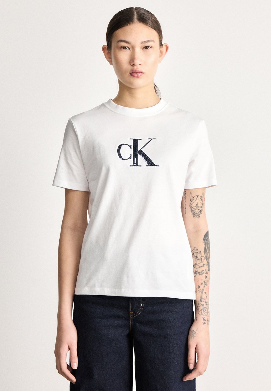 Футболка Calvin Klein Jeans SEQUIN GRAPHIC TEE, Brilliant White/White, Белый, Футболка Calvin Klein Jeans SEQUIN GRAPHIC TEE, Brilliant White/White
Футболка Calvin Klein Jeans SEQUIN GRAPHIC TEE, Brilliant White/White, Белый, Футболка Calvin Klein Jeans SEQUIN GRAPHIC TEE, Brilliant White/White