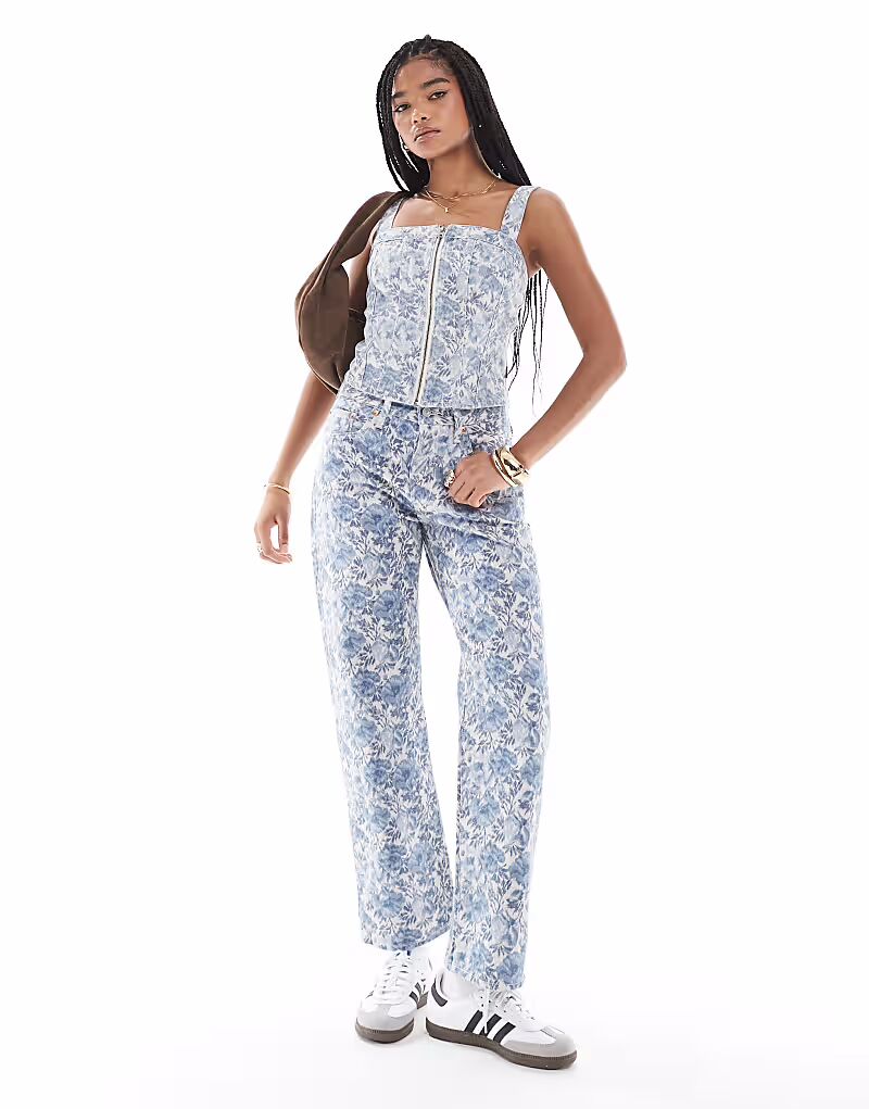 Джинсы Levi's 501 '90-х годов длиной до щиколотки с синим цветочным принтом
Джинсы Levi's 501 '90-х годов длиной до щиколотки с синим цветочным принтом