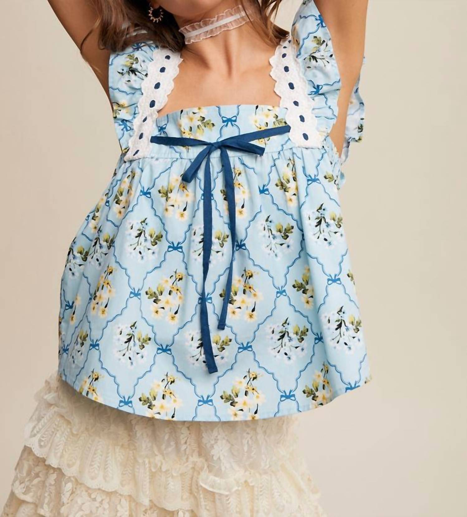 Топ Mae Floral Flutter Sleeves синего цвета Listicle
Топ Mae Floral Flutter Sleeves синего цвета Listicle