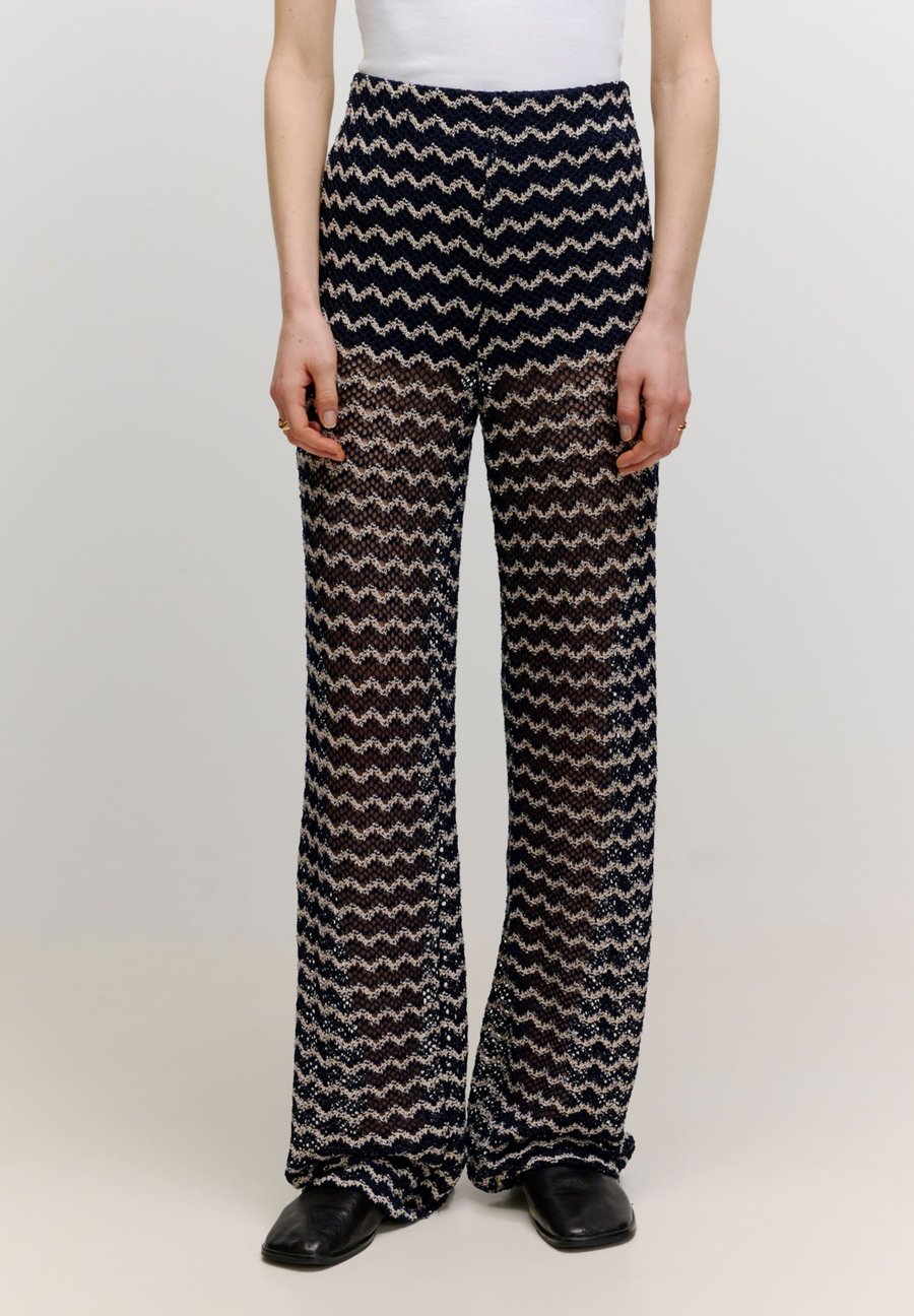 Брюки EDITED Trousers, Weiß Marine/Blue
Брюки EDITED Trousers, Weiß Marine/Blue