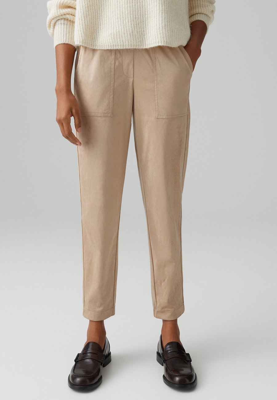 Брюки OPUS MID RISE ANKLE RELAXED FIT SUEDE LOOK, Macadamia/Beige
Брюки OPUS MID RISE ANKLE RELAXED FIT SUEDE LOOK, Macadamia/Beige