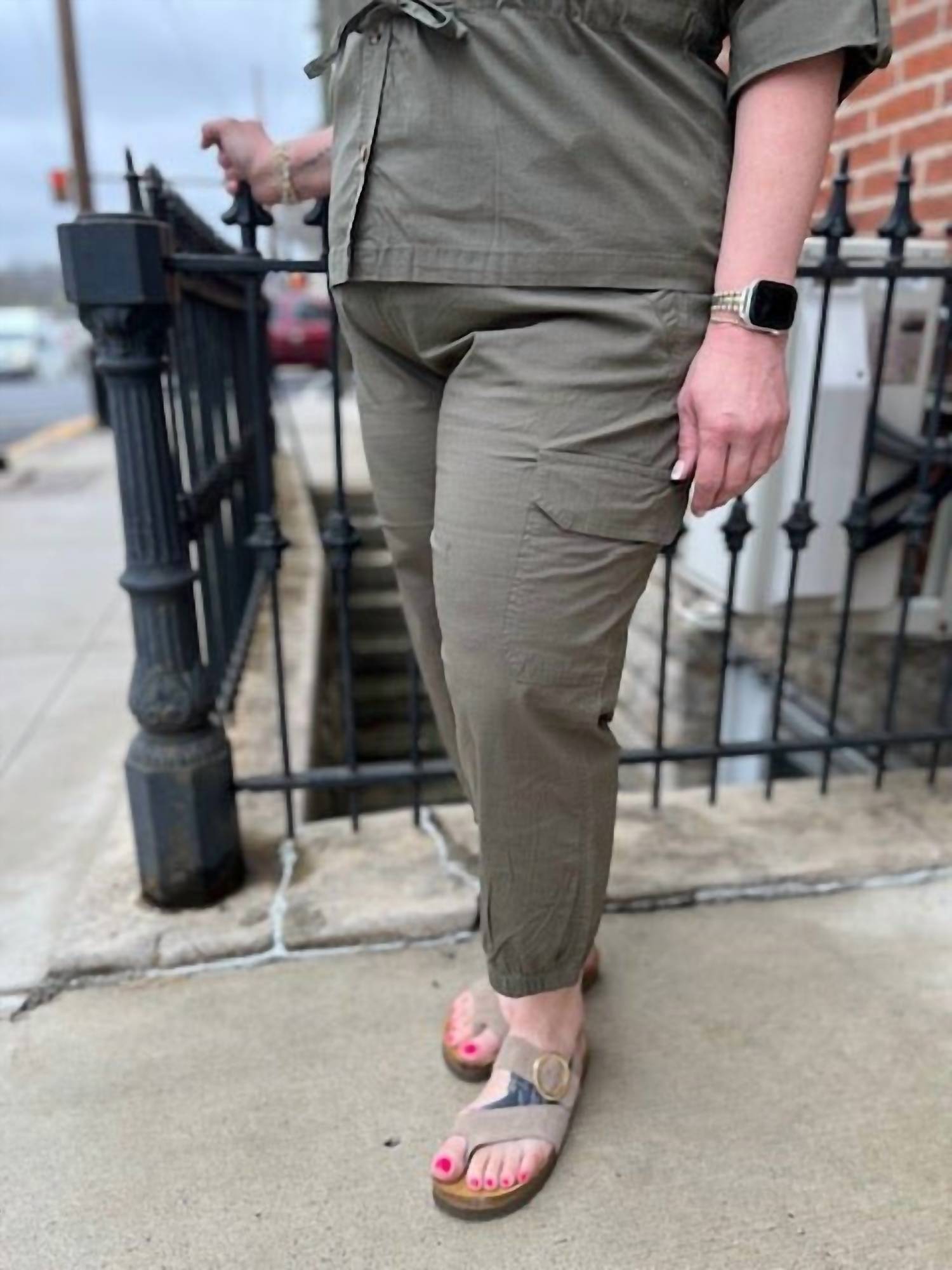 Воскресные зауженные брюки в оливковом цвете Godske
Воскресные зауженные брюки в оливковом цвете Godske