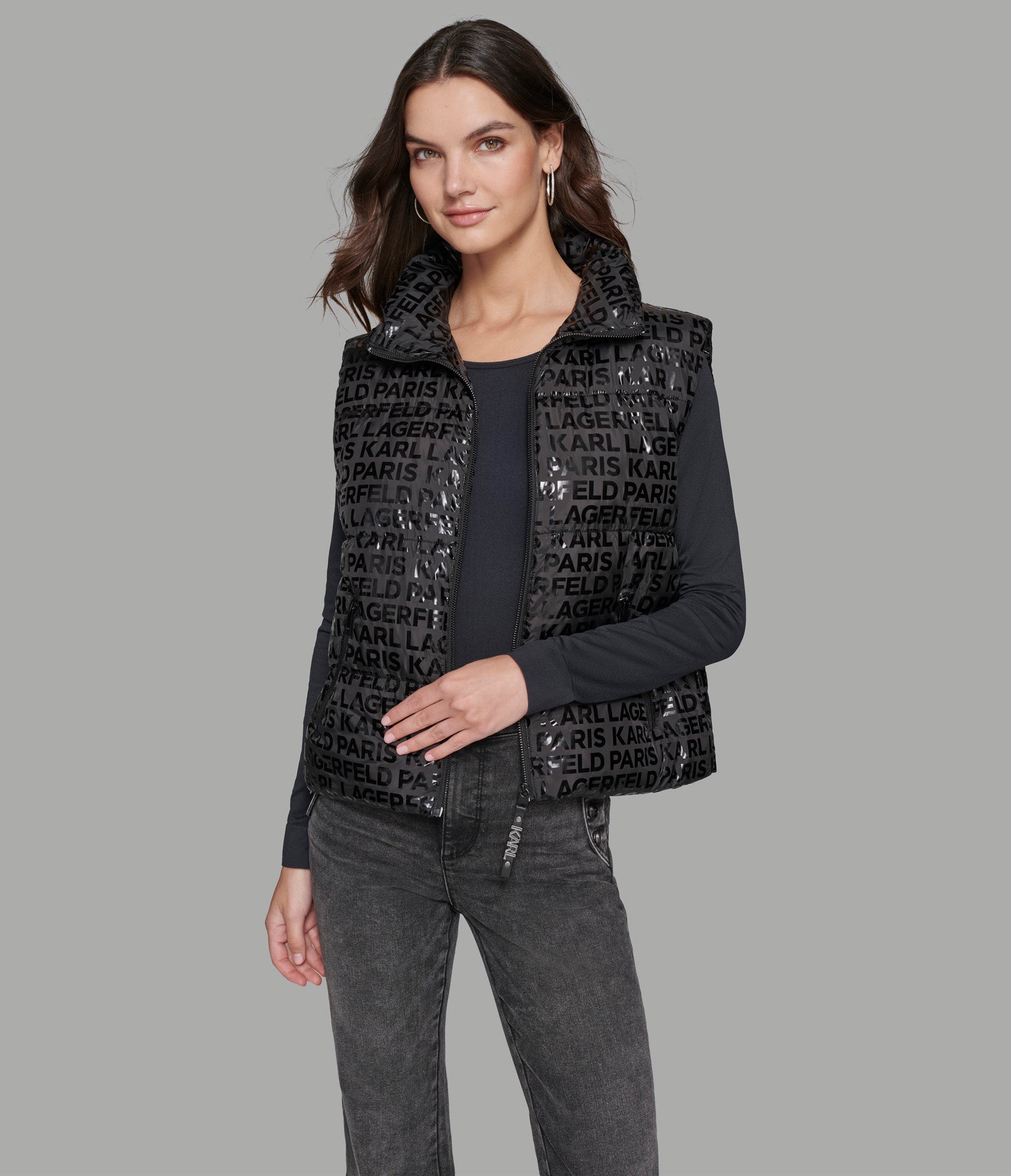Пуховой жилет с тональным логотипом KARL LAGERFELD PARIS, черный
Пуховой жилет с тональным логотипом KARL LAGERFELD PARIS, черный