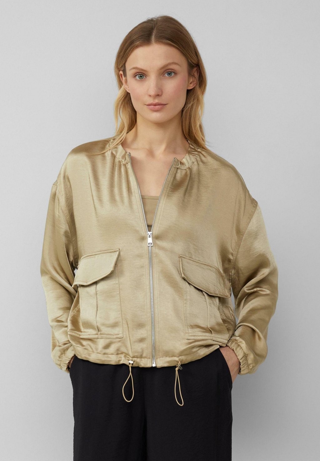 Куртка-бомбер MIT AUFGESETZTEN TASCHEN UND ELASTISCHEM SAUM s.Oliver, бежевый
Куртка-бомбер MIT AUFGESETZTEN TASCHEN UND ELASTISCHEM SAUM s.Oliver, бежевый