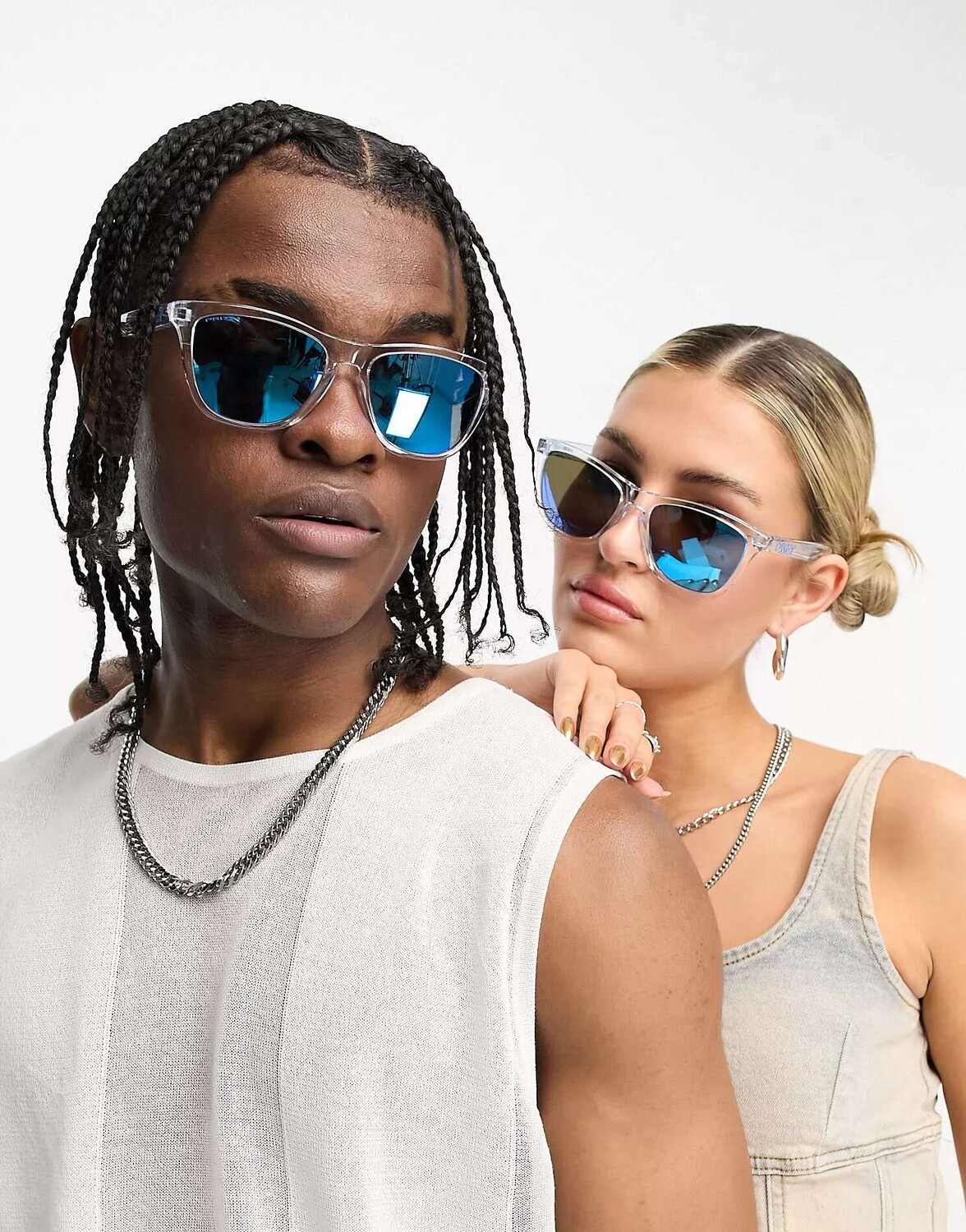 Прозрачные квадратные солнцезащитные очки Oakley Frogskins со светоотражающими синими линзами
Прозрачные квадратные солнцезащитные очки Oakley Frogskins со светоотражающими синими линзами
