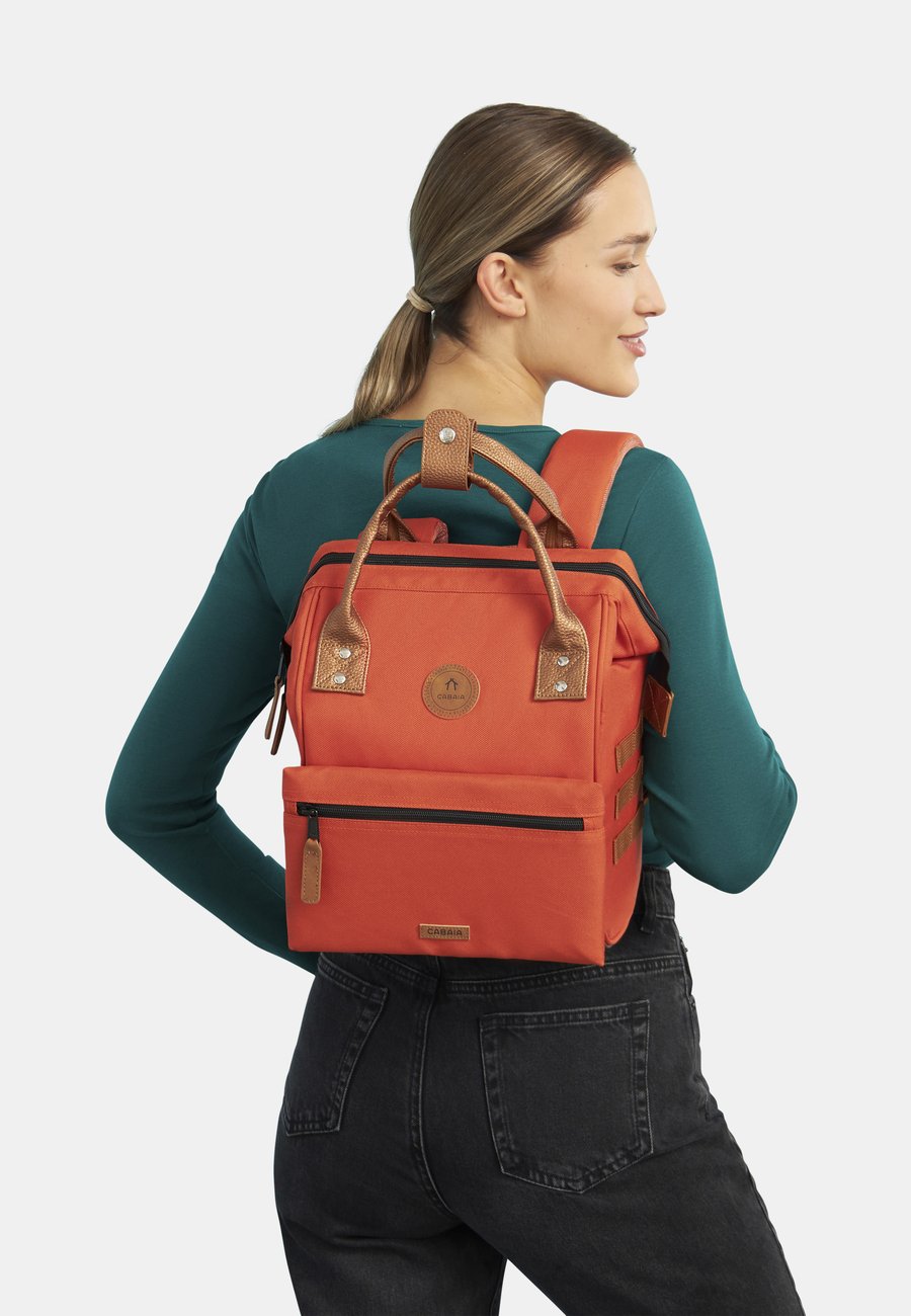 Рюкзак Cabaia ADVENTURER MINI, Bogota Terracotta/Orange
Рюкзак Cabaia ADVENTURER MINI, Bogota Terracotta/Orange