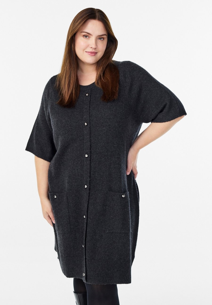 Платье Zizzi KURZES MIT KURZEN ÄRMELN UND KUGELKNÖPFEN, Dark Grey Melange/Mottled Dark Grey
Платье Zizzi KURZES MIT KURZEN ÄRMELN UND KUGELKNÖPFEN, Dark Grey Melange/Mottled Dark Grey