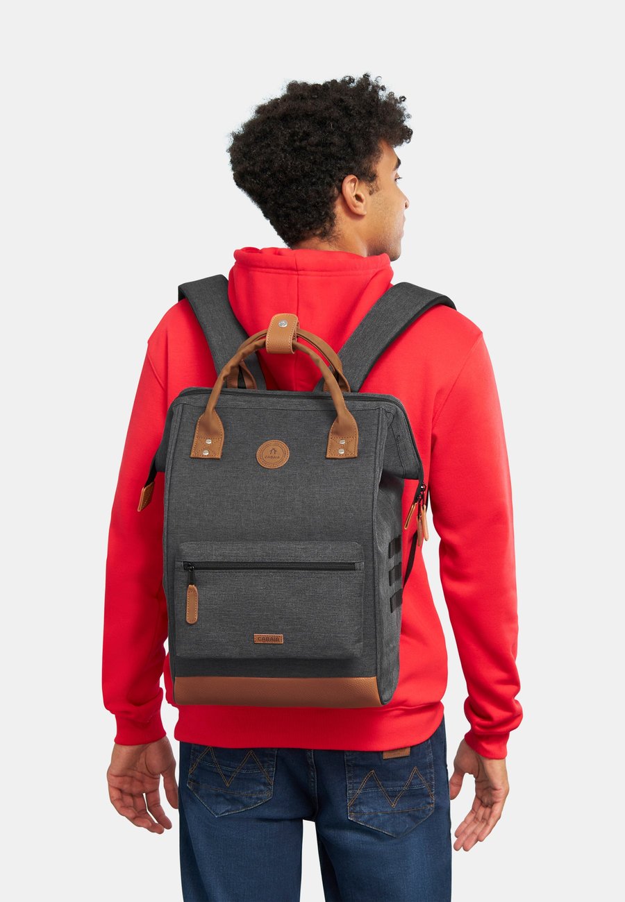 Рюкзак Cabaia ADVENTURER MAXI, Londres Black Melanged21/Stone
Рюкзак Cabaia ADVENTURER MAXI, Londres Black Melanged21/Stone