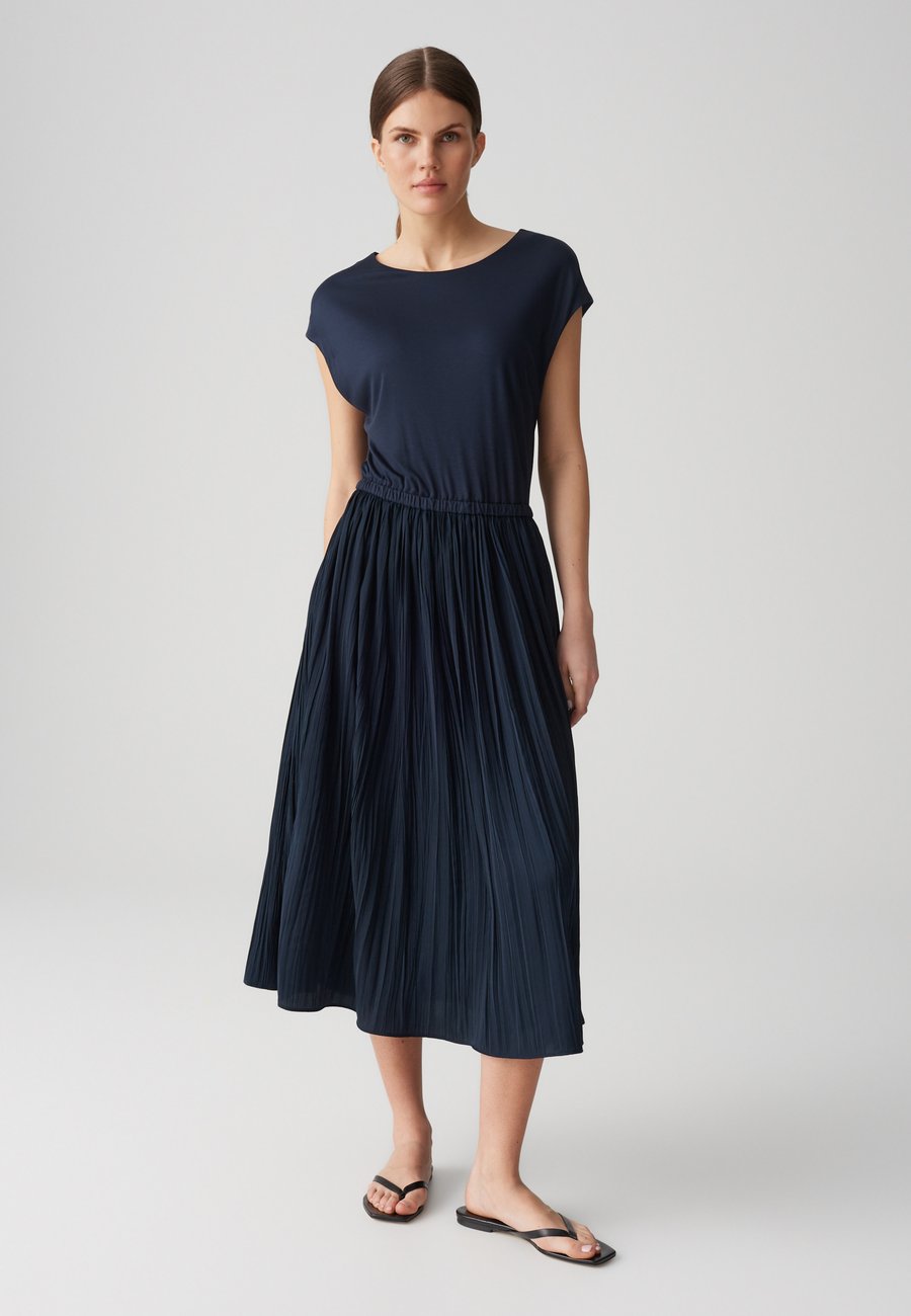 Платье OPUS REGULAR MIDI FIT, Coal Blue/Blue
Платье OPUS REGULAR MIDI FIT, Coal Blue/Blue