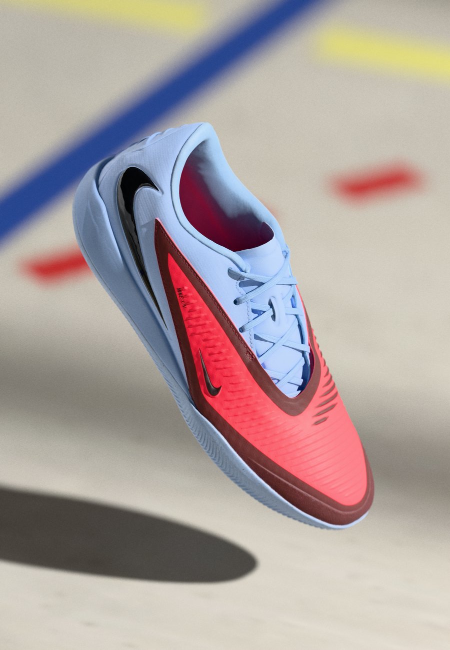 Кроссовки Nike Performance PHANTOM 6 LOW ACADEMY IC, Royal Tint/Bright Crimson/Blue
Кроссовки Nike Performance PHANTOM 6 LOW ACADEMY IC, Royal Tint/Bright Crimson/Blue
