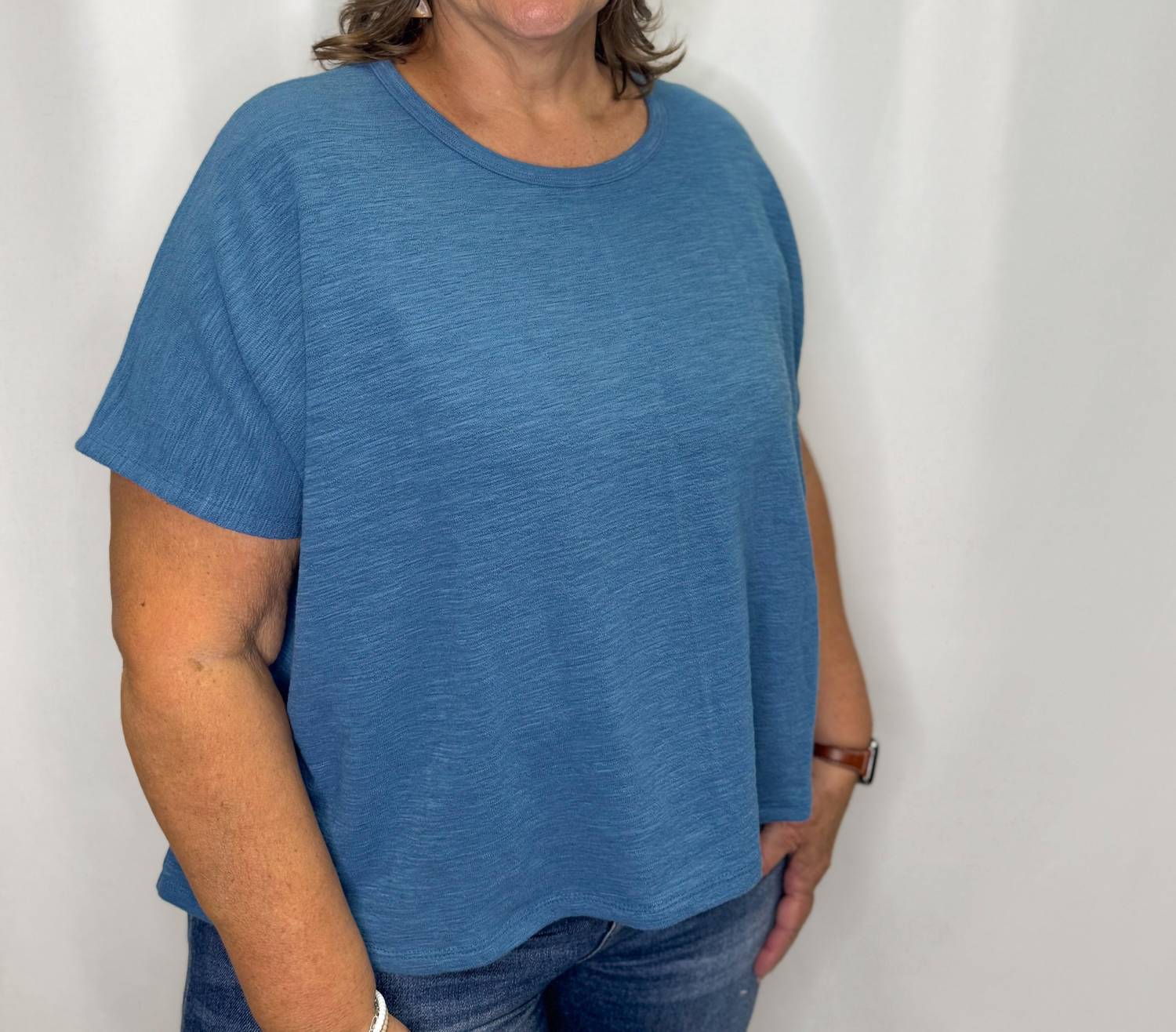 Футболка с драпировкой в пыльно-голубом цвете ZENANA
Футболка с драпировкой в пыльно-голубом цвете ZENANA