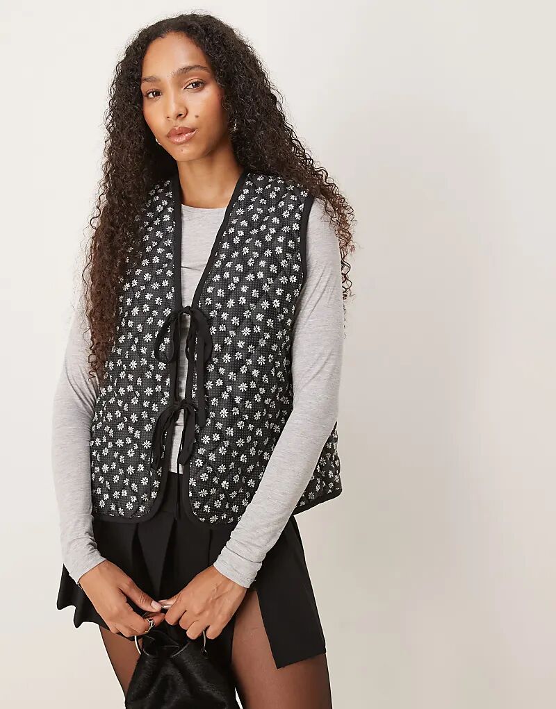 Glamorous стеганый жилет с черно-белым цветочным принтом
Glamorous стеганый жилет с черно-белым цветочным принтом