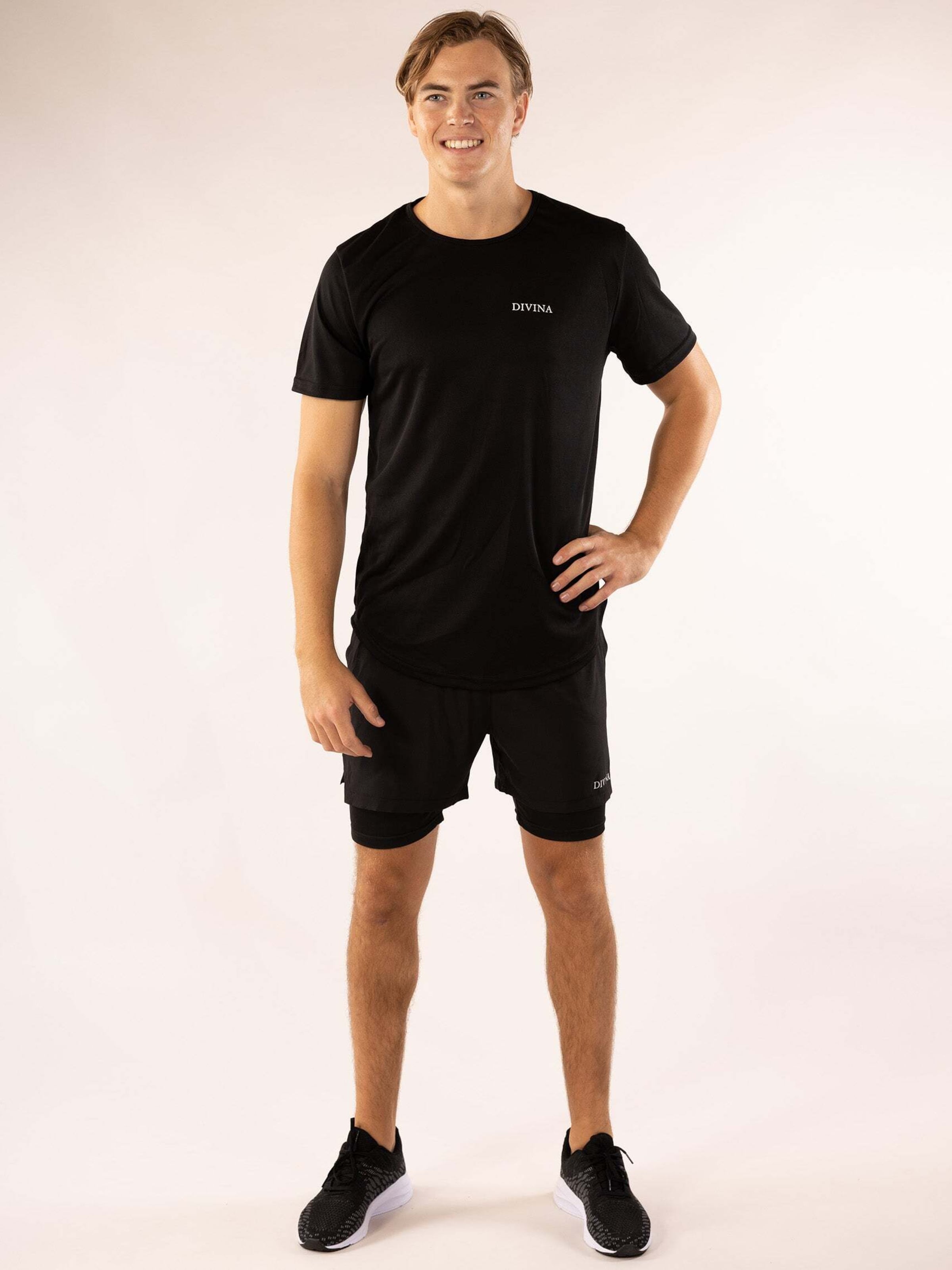 Divina Футболка Performance 'Holo' в черном цвете
Divina Футболка Performance 'Holo' в черном цвете