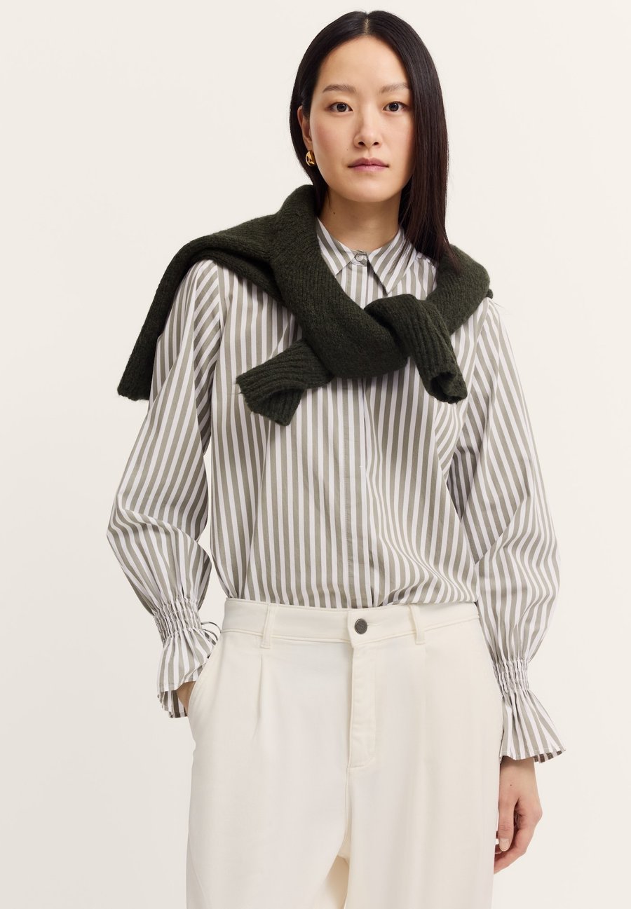 Блуза bugatti MIT SMOK CUFF, Moos/Green
Блуза bugatti MIT SMOK CUFF, Moos/Green