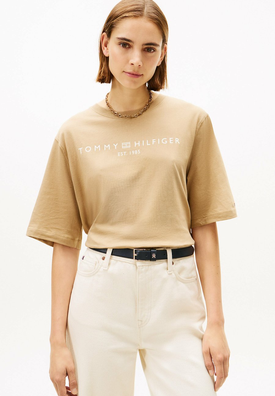 Футболка Tommy Hilfiger CORP LOGO TRAPEZE TEE, Driftwood Taupe/Brown, Коричневый, Футболка Tommy Hilfiger CORP LOGO TRAPEZE TEE, Driftwood Taupe/Brown
Футболка Tommy Hilfiger CORP LOGO TRAPEZE TEE, Driftwood Taupe/Brown, Коричневый, Футболка Tommy Hilfiger CORP LOGO TRAPEZE TEE, Driftwood Taupe/Brown